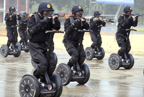 Chinese Police Demonstrate Anti-Terrorism Drill. Found via getwonder